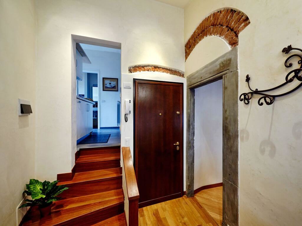 Entry Way - stairs lead to kitchen